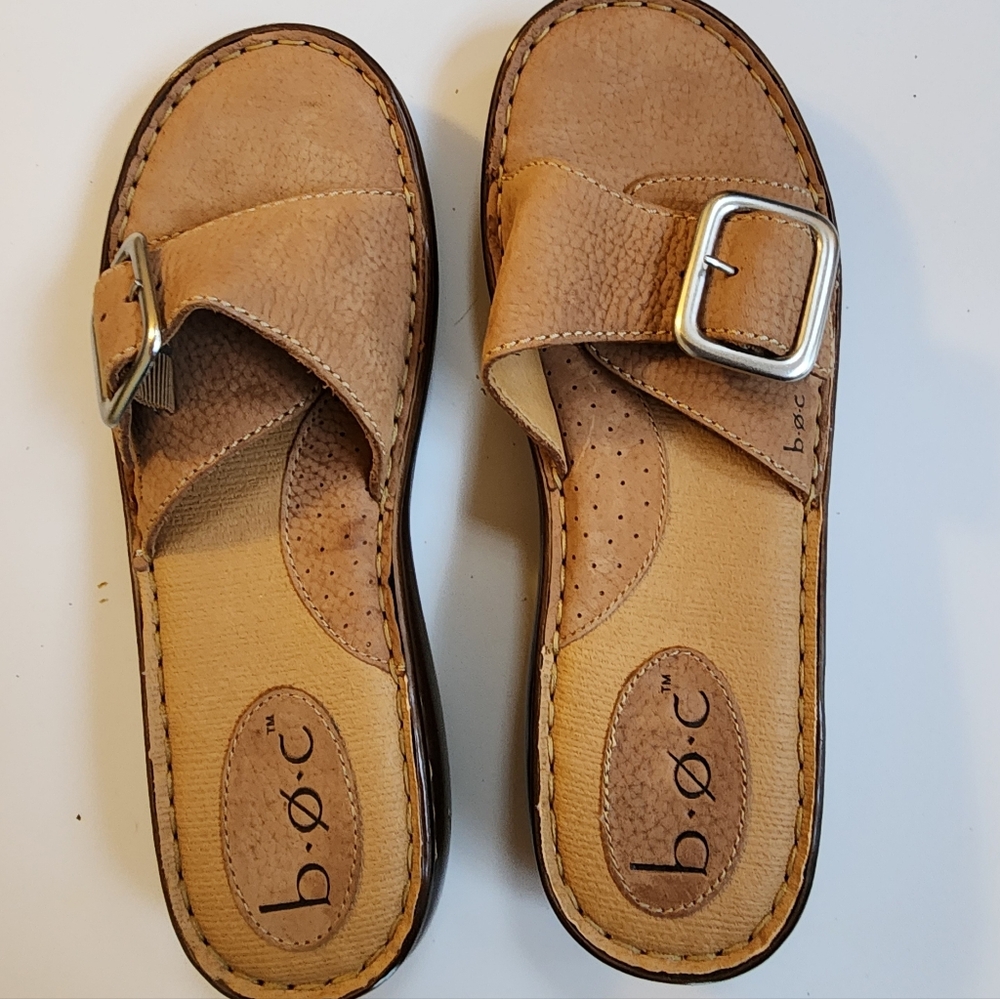 NWOT  b.o.c. Women's Buckle Strap Sandals - Tan